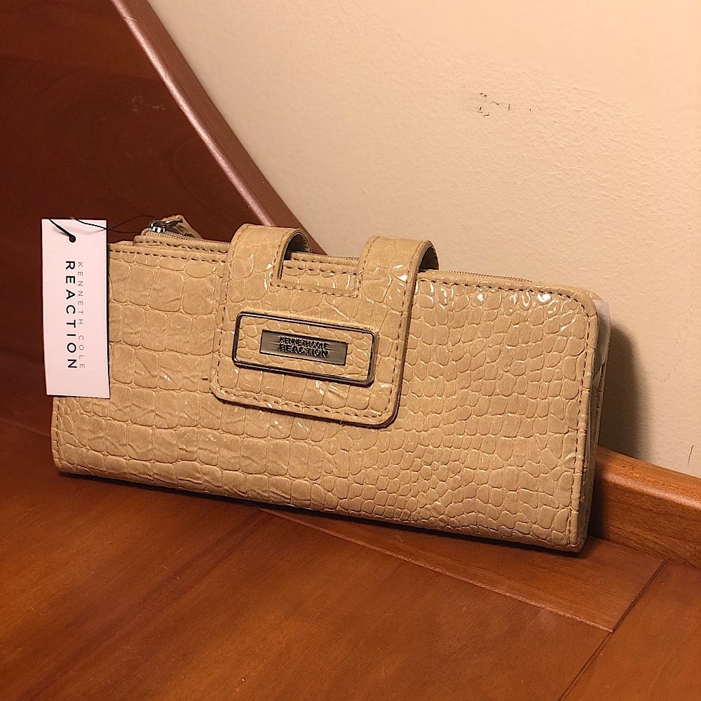 [New] KENNETH COLE Reaction Tab Clutch Purse w/ strap